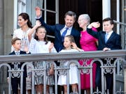 Der Jubilar winkt der Menge zu, umringt von seiner Familie, rechts von ihm Königin Margrethe und links seine Gattin Mary. (Bild: KEYSTONE/EPA SCANPIX DENMARK/HENNING BAGGER)