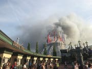 Das Feuer im Europapark konnte am Abend unter Kontrolle gebracht werden. (Bild: KEYSTONE/dpa/JOOST DERIJCK)