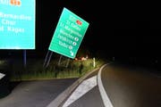 Das Auto kollidierte mit der Verkehrstafel. (Bild: Kapo SG)
