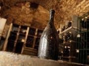 Eine solche Flasche "Vin Jaune" (gelber Wein) ist für fast 104'000 Euro versteigert worden. (Bild: KEYSTONE/AP/Laurent Cipriani)