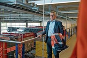 Der Ob- und Nidwaldner Feuerwehrinspektor Toni Käslin im 20-jährigen Depot der Stützpunktfeuerwehr Stans. (Bild: Corinne Glanzmann (Stans, 23. Mai 2018))