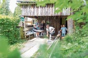 Rund sechzig Personen nahmen am Naturkegelanlass teil. (Bild: Roger Grütter, Krienseregg, 26. Mai 2018)