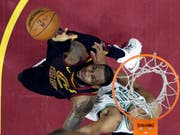 LeBron James (links) erreicht den Ball unter dem Korb gerade noch (Bild: KEYSTONE/AP/TONY DEJAK)