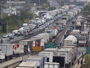 Vor der brasilianischen Metropole Sao Paulo demonstrieren Lastwagenfahrer gegen hohe Dieselpreise und blockieren Versorgungsrouten. (Bild: KEYSTONE/EPA EFE/SEBASTIÃO MOREIRA)