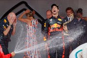 Daniel Ricciardo geniesst den Sieg in Monaco. (Bild: Valdrin Xhemaj / EPA)