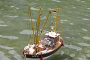 Auch ein originalgetreu nachgebautes Fischerboot war auf dem Seelisberger Seeli unterwegs. (Bild Christoph Näpflin, Seelisberg, 26. Mai 2018)