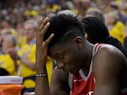 Clint Capela raufte sich in der zweiten Spielhälfte des sechsten Playoff-Halbfinals gegen die Golden State Warriors zurecht die Haare (Bild: KEYSTONE/AP/MARCIO JOSE SANCHEZ)