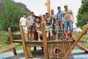 Engagierte CVP-Mitglieder halfen gemeinsam mit ihren Kindern mit, den Spielplatz aufzufrischen. (Bild: Paul Gwerder (Erstfeld, 26. Mai 2018))
