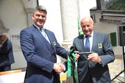 Hans Regli (rechts) überreicht seinem Nachfolger Beat Schmid den symbolischen Schlüssel. (Bild: Urs Hanhart (Hospental, 27. Mai 2018))