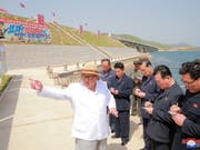 Eine amerikanische Delegation ist in Nordkorea angekommen, um das Gipfeltreffen zwischen Kim Jong Un (Bildmitte) und dem US-Präsidenten Donald Trump vorzubereiten. (Bild: KEYSTONE/EPA KCNA)
