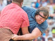 In diesem Gang gegen den zähen Michael Moser (links) musste Schwingerkönig Matthias Glarner stellen schwingt gegen Matthias Glarner, Meiringen, rechts, im ersten Gang, waehrend dem Oberlaendischen Schwingfest, am Sonntag, 27. Mai 2018, an der Lenk. (KEYSTONE/Marcel Bieri) (Bild: KEYSTONE/MARCEL BIERI)
