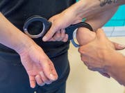 Das freut Kriminelle: Die Staatsanwaltschaften in der Schweiz sind laut eigenen Angaben überlastet und können nicht allen Fällen nachgehen. (Bild: KEYSTONE/URS FLUEELER)