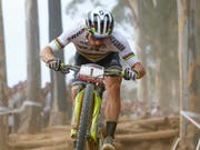 Zweiter Saisonsieg für Nino Schurter im Weltcup von Nove Mesto. Der Bündner gewinnt hauchdünn vor dem Neuseeländer Anton Cooper (Bild: KEYSTONE/EPA/KIM LUDBROOK)