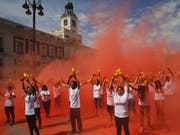 Das rote Pulver symbolisiert das Blut der rund 20'000 Stiere, die in Spanien jährlich bei Corridas getötet werden. (Bild: KEYSTONE/EPA EFE/J.P.GANDUL)