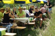 Beim Rebhüsli der Familie Gabathuler unterhielt Sohn Simon die Gäste auf der Handorgel. (Bild: Hanspeter Thurnherr)
