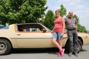 Desiree Medame und Axel Kop mit ihrem Chevrolet Camaro. (Bild: Hana Mauder Wick)