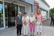 Die Präsidentin des Volkskundemuseums, Simone Tischhauser, mit der neu gewählten Verwaltungsrätin Madeleine Messmer, Ehrenmitglied Alice Neff und Geschäftsführerin Sandra Nater. Bild: KER