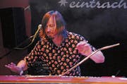Ein Wahnsinnger an den Keyboards: Lachy Doley und sein umgebautes «Whammy Clavinet». (Bild: Michael Hug)