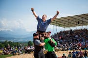Joel Wicki feiert seinen Sieg im Schlussgang gegen Sven Schurtenberger (Bild: Roger Grütter)