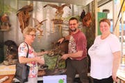 Agnes Michel (links) und Michèle Dall’Omo lassen sich von Gusti Berchtold, Stand des Jagdschutzvereins Wildtierpräparate zeigen. (Bild: Patricia Helfenstein (Sarnen, 26. Mai 2018))