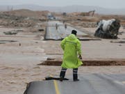 Die Fluten im Gefolge des Tropensturms "Mekunu" rissen in Oman einen Strassenabschnitt mit. (Bild: KEYSTONE/AP/KAMRAN JEBREILI)