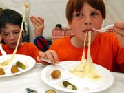 Die EU-Kommission will Medien zufolge Geschirr und Besteck aus Plastik verbieten lassen. (Bild: KEYSTONE/ANDREE-NOELLE POT)