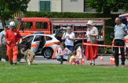 Die Besucher verfolgen die Vorführungen der Suchhundestaffel «Team Dogswork». (Bilder: Christoph Heer)