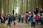 Das Publikum geniesst den Empfang des Jodelclubs Bergfinkli. (Bild: Heidy Beyeler)