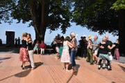 Auf dem Heidler Dunant-Platz tanzten am Samstag die Festival-Besucher zu Bal Folk. (Bild: Miranda Diggelmann)
