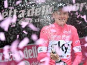 Chris Froome feiert nach der 20. Etappe in Cervinia seinen Gesamtsieg am Giro d'Italia mit Champagner (Bild: KEYSTONE/EPA ANSA/DANIEL DAL ZENNARO)