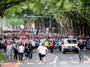 Fans des FC Zürich auf dem Weg ins Stade de Suisse. (Bild: Keystone/STR)