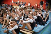 Gut gelaunte Innerrhoderinnen an der Frühjahrsmeisterschaft im Sportzentrum Herisau. (Bild: Werner Grüninger)