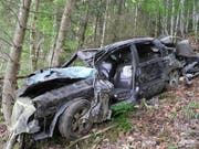 Das Wrack des Autos im Wald zwischen Morschach und Stoos: Der schwerverletzte Lenker schleppte sich zu einem Bekannten. (Bild: Kapo Schwyz)