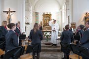 Während eines ökomenischen Gottesdienstes wurde die neue Uniform der Feldmusik Weggis gesegnet. (Bild: Roger Grütter, 27. Mai 2018)