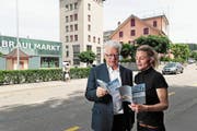 Meinrad Huser (links) vom Zuger Heimatschutz und Brigitte Moser schauen in den Leporello zum Kulturerbejahr. Brigitte Moser hat den Architekturführer mit Inhalt gefüllt. Es gibt insgesamt Führungen durch drei Gemeinden. (Bild: Roger Zbinden, Baar, 26. Mai 2018)