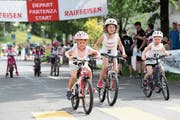Mit Feuereifer kämpfen die kleinen Velofahrer um den Sieg. (Bild: Roger Zbinden (Hünenberg, 26. Mai 2018))