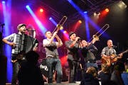 Die Berner Mundart-Band Troubas Kater heizt dem Publikum ein. (Bilder: Monika Wick)