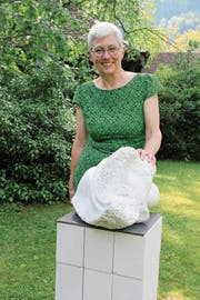 Sylvia Wüthrich mit der Skulptur «Paar» aus Cristallina-Marmor. (Bild: Paul Gwerder (Amsteg, 26. Mai 2018))