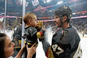 Luca Sbisa begrüsst einen jungen Fan vor dem vierten Halbfinalspiel gegen die Winipeg Jets. «Das Publikum trägt uns», sagt er. Bild: John Locher/AP (Las Vegas, 18. Mai 2018)