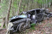 Das Fahrzeug stürzte bei Morschach in ein Tobel. (Bild: Kantonspolizei Schwyz)