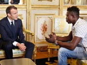 Einbürgerung für Heldentat: Der französische Präsident Emmanuel Macron (l.) empfängt den Retter des Kindes, Mamoudou Gassama, im Elysée-Palast. (Bild: Keystone/EPA AP POOL/THIBAULT CAMUS / POOL)