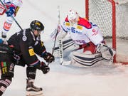 Goalie Andrin Seifert (rechts) bei seinem National-League-Teileinsatz für Kloten im März 2017 (Bild: KEYSTONE/CYRIL ZINGARO)