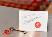 "Herzlich Willkommen" - aber nicht in der Luzerner Altstadt. Zwei Mitglieder der SP/Juso-Fraktion wollen verhindern, dass Altstadtwohnungen per Airbnb angeboten werden. Foto: DPA/Jens Kalaene)