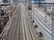 Bei der Baustelle für den Eppenberg-Tunnel zwischen Aarau und Olten SO ist die Lokomotive eines Interregio-Zuges der SBB von einem Kranteil beschädigt worden. (Bild: KEYSTONE/GAETAN BALLY)
