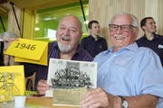 Willy Ruchti und Hans Schalch freuen sich über die alten Klassenfotos. (Bild: Desirée Müller)