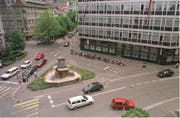 Der alte Lindenplatz vor 20 Jahren: Die Brunnenfiguren sind in der Revision. Noch ist zudem im Umfeld des Brunnens die alte Verkehrsführung mit separatem Abzweiger hinter dem Brunnen vorbei zu erahnen. (Bild: Michel Canonica - 1. Juni 1999)