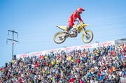 Beim MXGP 2017: Der Schweizer Spitzenfahrer Jeremy Seewer im Flugeinsatz. (Bild: Andrea Stalder)