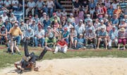 Wem die Sonne nichts ausmachte, beobachtete die Wettkämpfe im Sägemehl in den vordersten Reihen. (Bild: Michel Canonica)