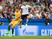 Tomi Juric (links) hier im Duell mit Deutschlands Jonas Hector am Confed-Cup 2017. (Bild: Martin Meissner /AP Photo( Sotschi, 19. Juni 2017))