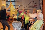 Die Frauen machen in der Aktivierungsstunde im «Spannort» mit Angela Brücker-Hoorn begeistert mit. (Bild: Paul Gwerder (Erstfeld, 24. Mai 2018))